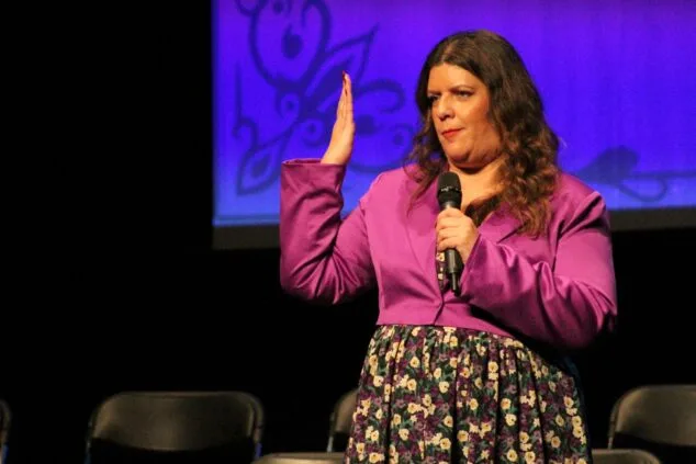 Homenaje a las mujeres limpiadoras por el Día de la Mujer: «Tienen nombre y tienen su propia historia» 3 Imagen: Coria Castillo en el monólogo en el Centro Social de Dénia por el Día de la Mujer