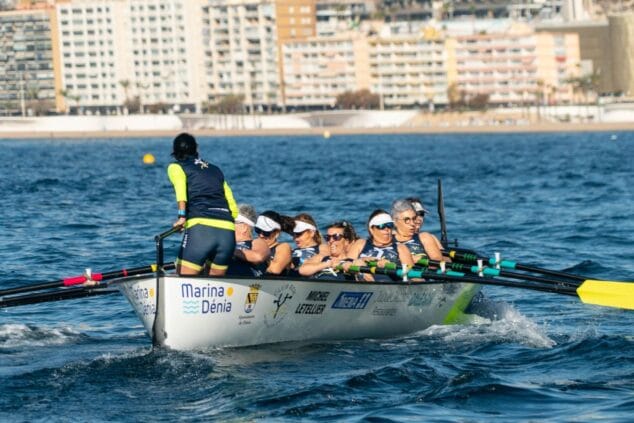 deportistas en la regata marina denia