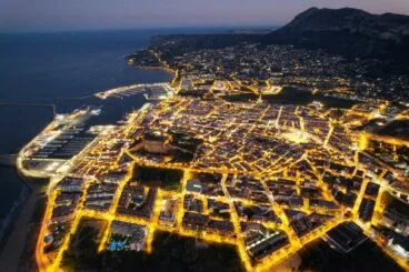 el nucleo urbano de denia iluminado durante la noche
