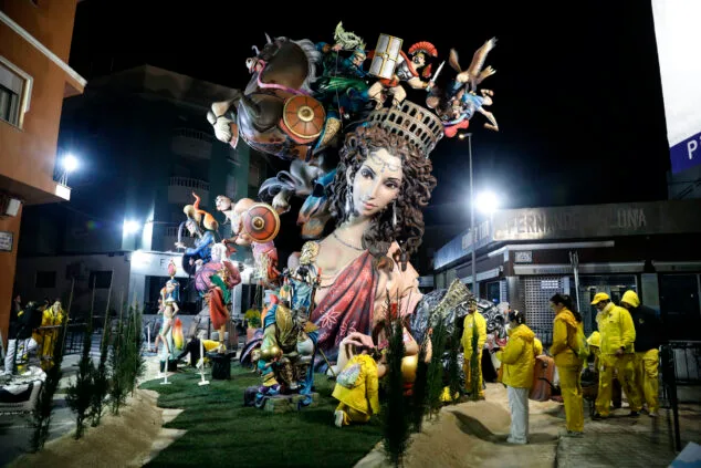 Imagen: Falla Darrere del Castell 2025, de noche