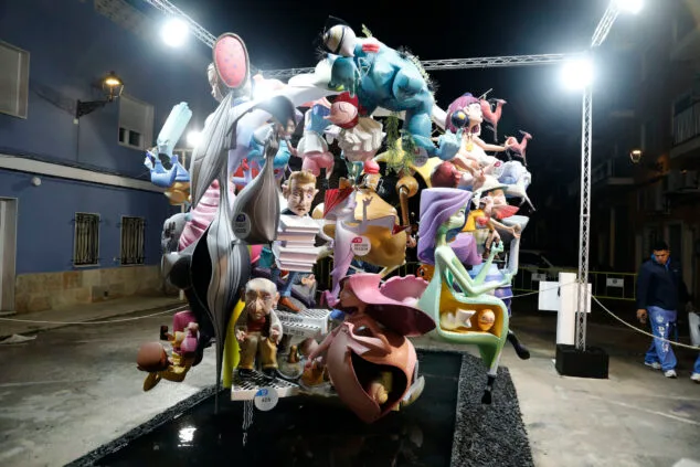 Imagen: Falla infantil de la Baix la Mar 2025, de noche