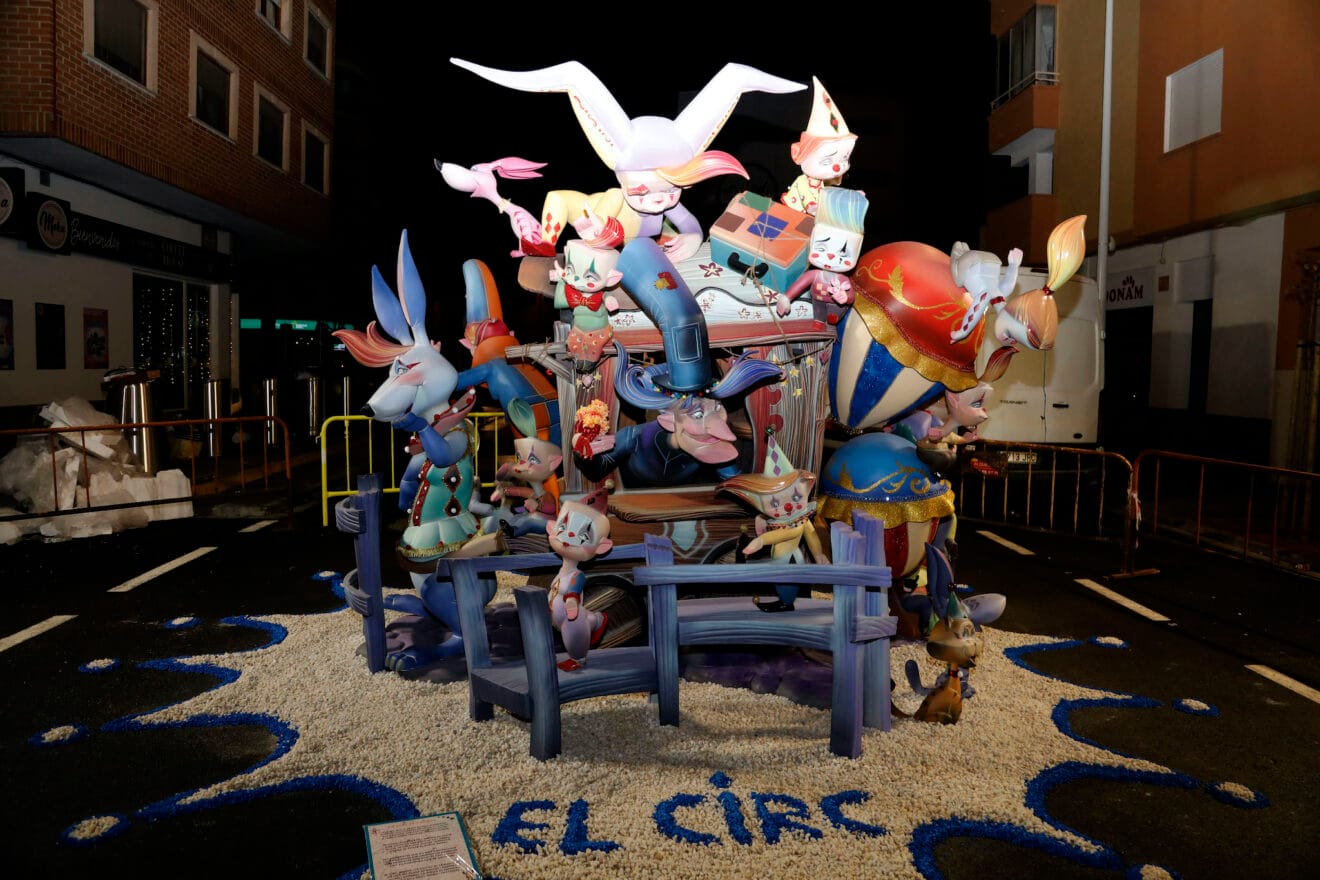 Falla infantil de París Pedrera 2025, de noche