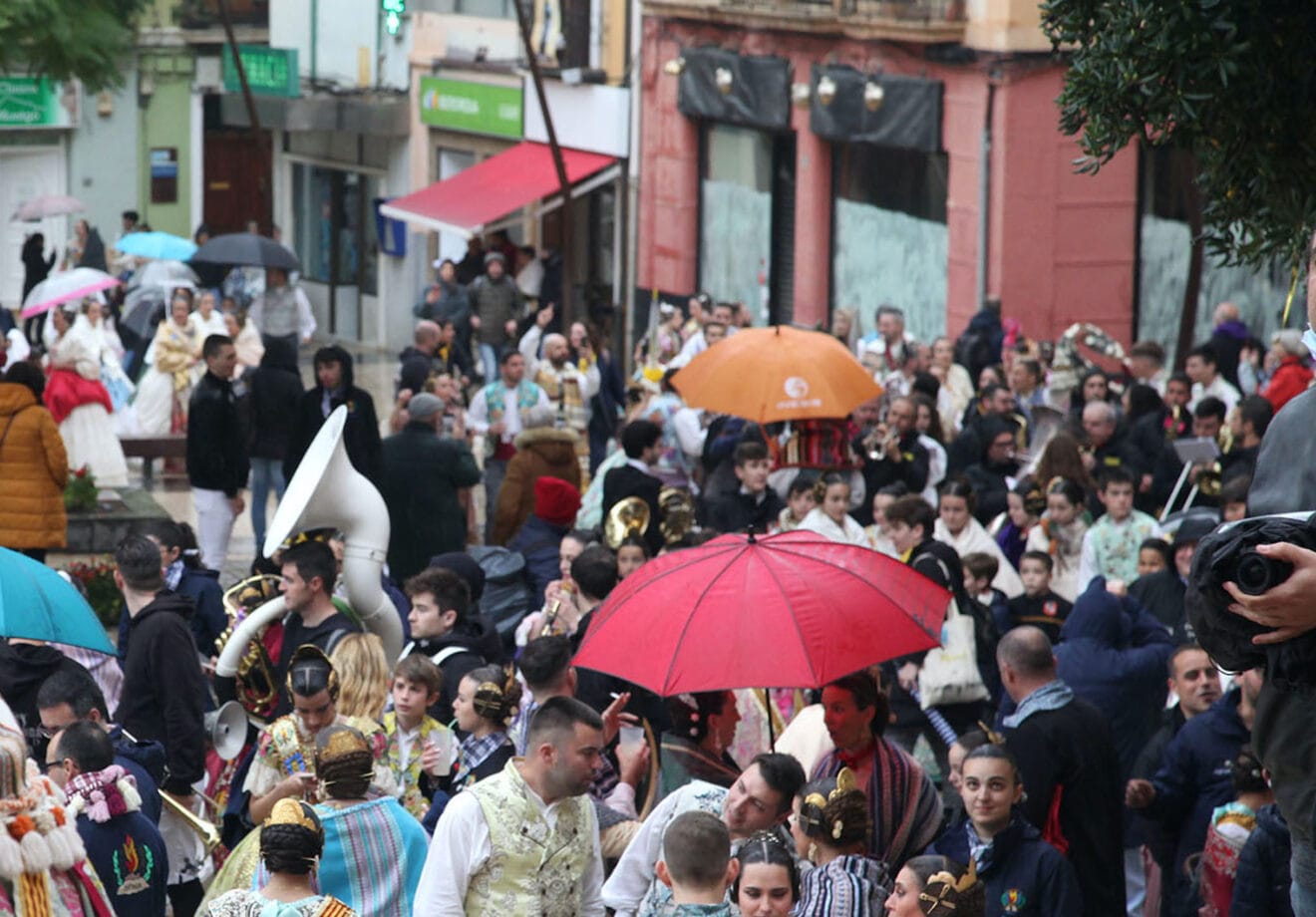 Falleros de Dénia bajo la lluvia
