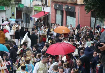 falleros de denia bajo la lluvia