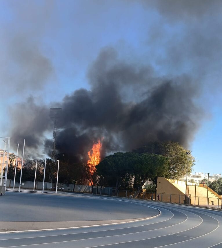 Fuego visto desde el Polideportivo de Dénia