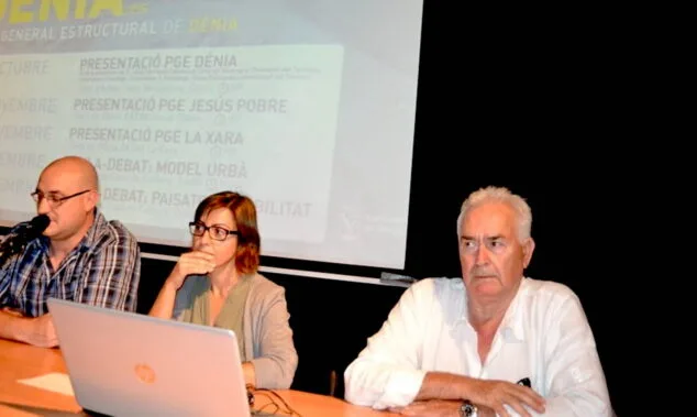 jose maria chofre a la derecha en una de las presentaciones del pge de denia