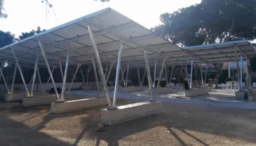 Die fertige Pergola vereint Schattendesign und saubere Energieerzeugung.