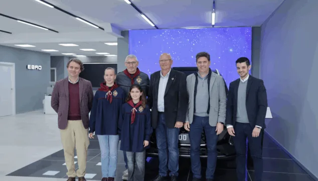 El EBRO s700 de Moll Motor, coche oficial de las Falleras Mayores de Dénia 2025 2 Imagen: Las Falleres Mayores de Dénia, Carla Puerto y Laura Ramón, junto al Presidente de la Junta Local Fallera, Jaume Bertomeu, los CEO's de Moll Motor, Javier y Víctor Moll, y el Alcalde de Dénia, Vicent Grimalt
