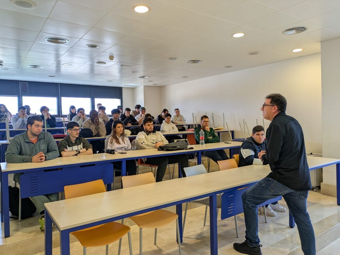 Miquel Ruiz dando la charla motivacional a futuros chefs