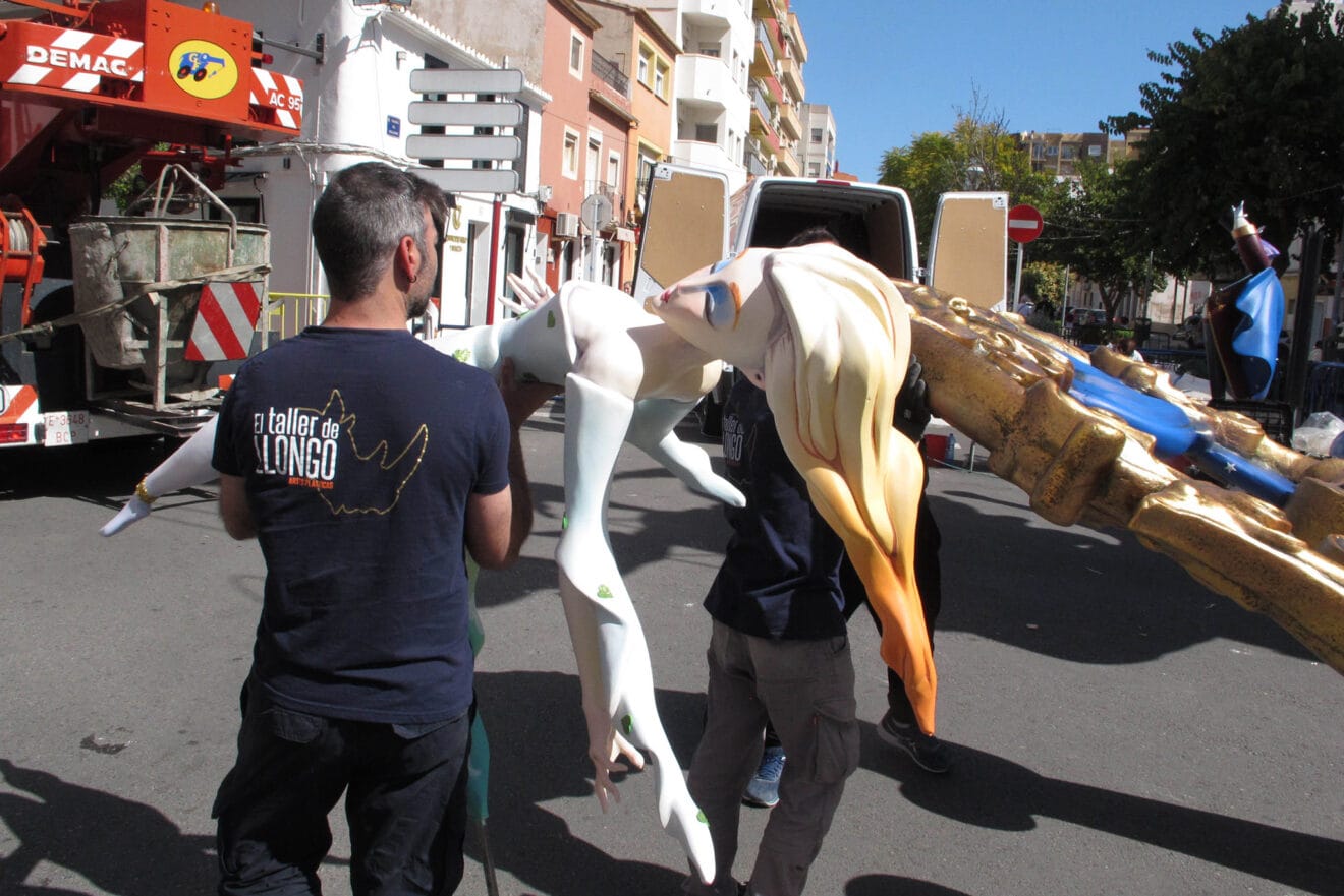 Plantà de un monumento fallero de Dénia