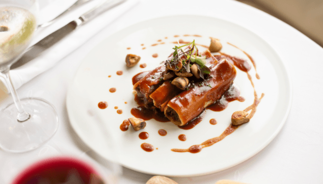 platos llenos de sabor en mar en calma