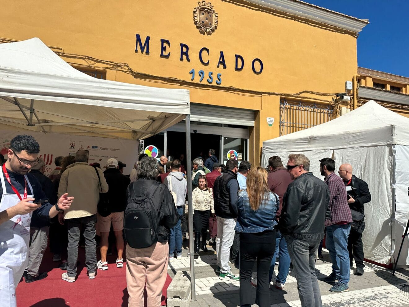 Público en el exterior del Mercat de Dénia durante el certamen