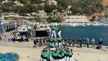 torre portitxol de cinco alturas de la muixeranga de la marina alta en el puerto de xabia