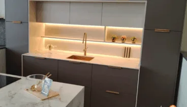 Transforma tu cocina con luces LED elegantes y eficientes