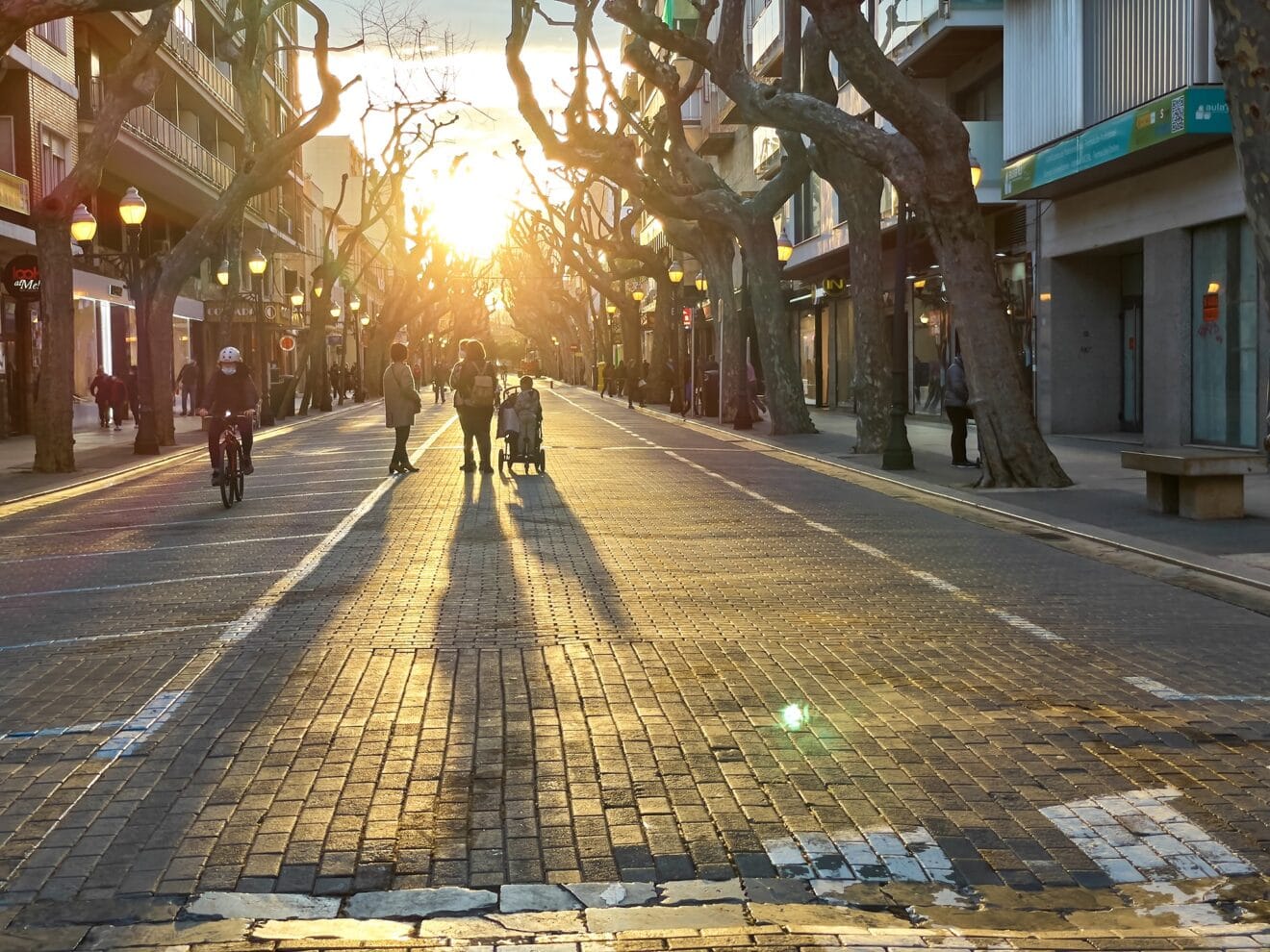 Viandantes y ciclista en Marqués de Campo