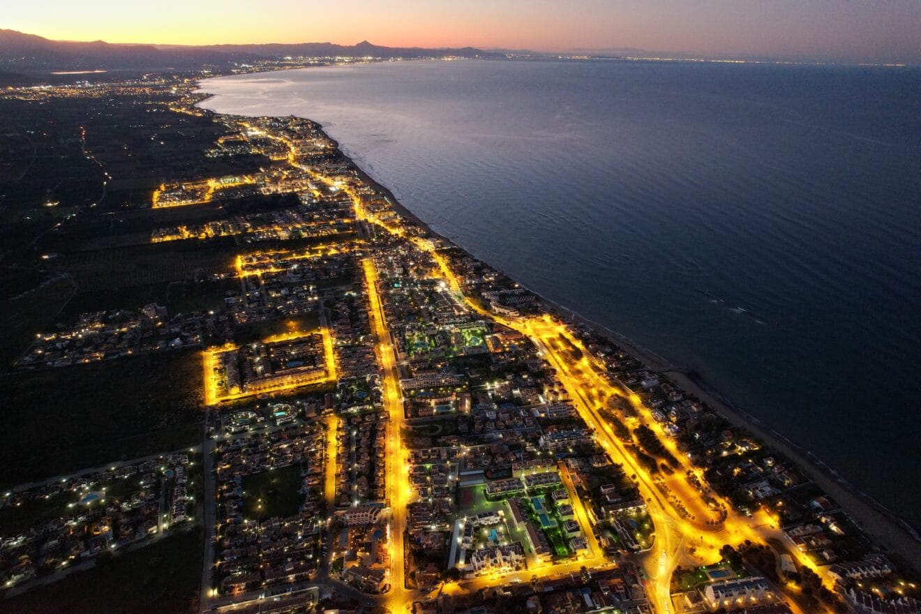 Vista aérea de Les Marines de Dénia de noche