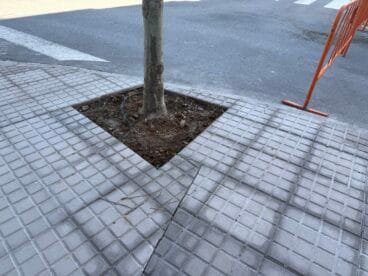 Baldosas con formas imposibles que parchean la acera nueva