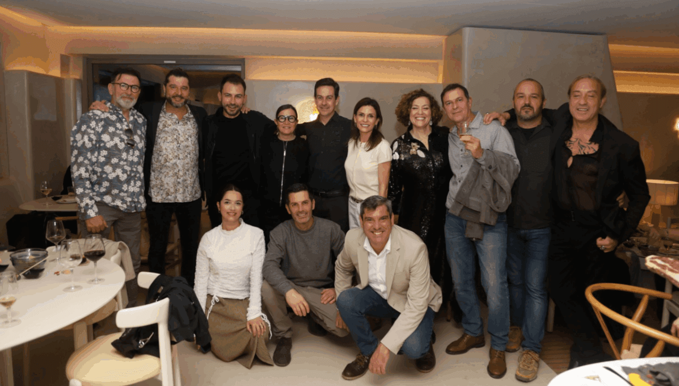 Amigos y familiares reunidos para dar le bienvenida a la nueva era de Restaurant Noguera