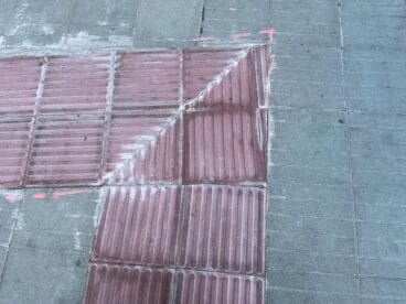Baldosas podotáctiles sin ninguna coherencia