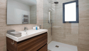 Baño completo con ducha y lavabo