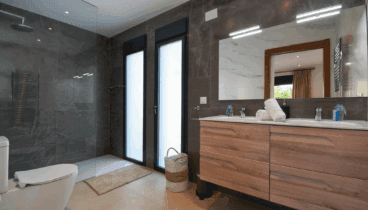 Baño en suite con lavabo doble y ducha