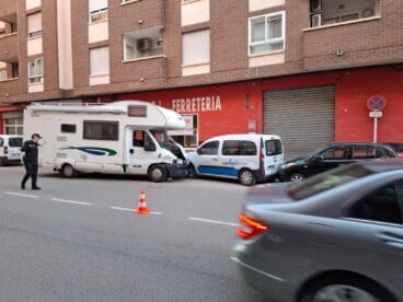 caravana empotrada en denia contra los vehiculos estacionados