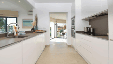 Cocina equipada con electrodomésticos y menaje