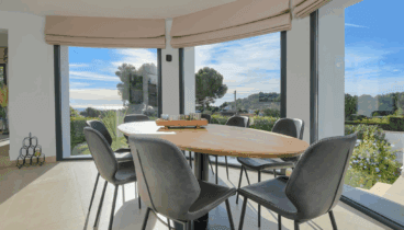 Comedor interior junto a la zona de estar