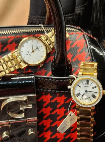 Detalles dorados para un look relajado con estilo