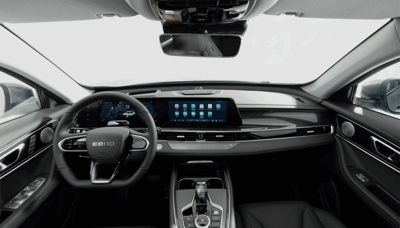 Diseño interior del EBRO S700 con pantalla táctil de 12,3” y conectividad total
