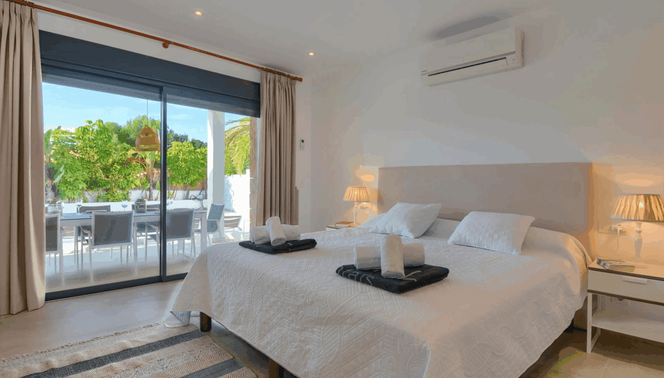 Dormitorio principal con cama king size y baño en suite