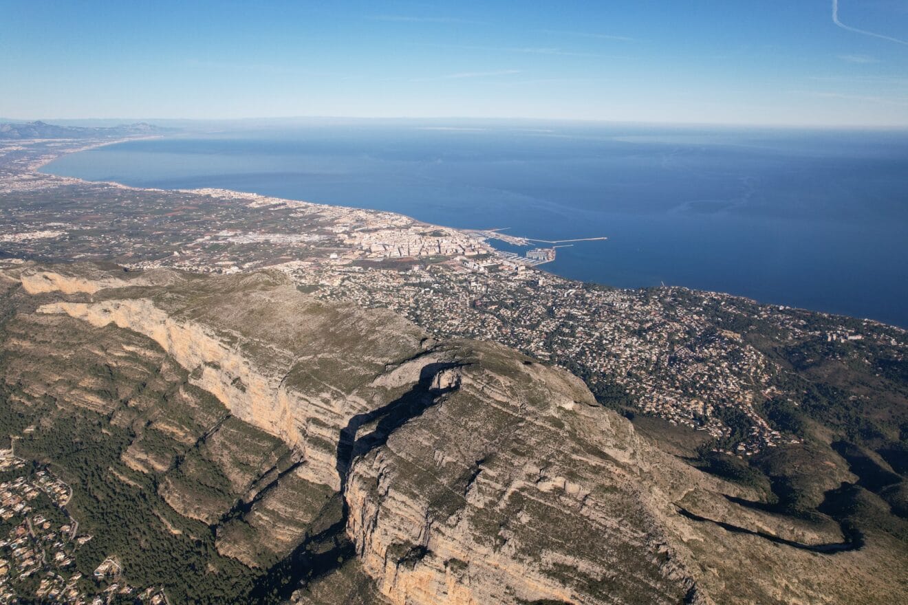 El Montgó, con Dénia al fondo