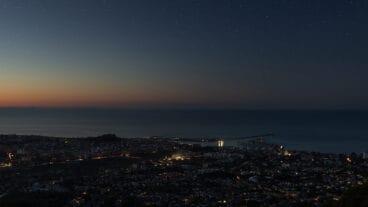 el puerto de denia desde la cova de laigua en el montgo casi a oscuras fotografia de fran martinez