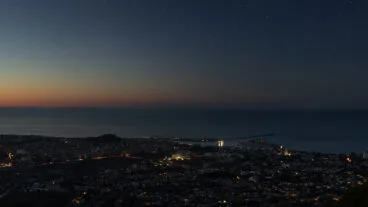 Un fotógrafo de Dénia capta la belleza de la ciudad sucumbiendo a la noche del apagón 22 el puerto de denia desde la cova de laigua en el montgo casi a oscuras fotografia de fran martinez