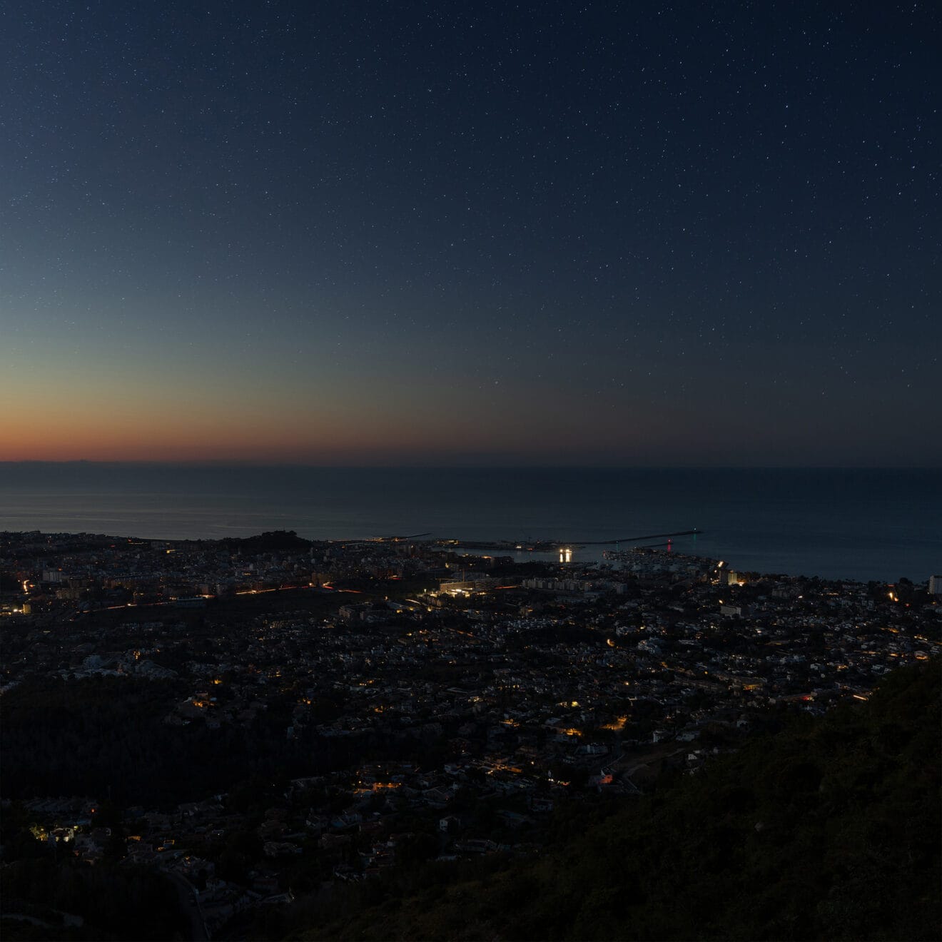 El puerto de Dénia desde la Cova de l'Aigua en el Montgó durante el apagón - Fotografía de Fran Martínez