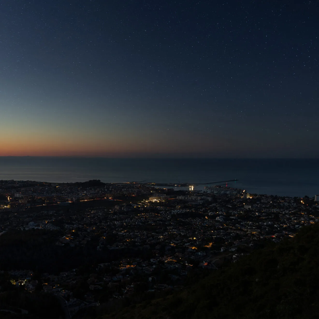 El puerto de Dénia desde la Cova de l'Aigua en el Montgó durante el apagón - Fotografía de Fran Martínez
