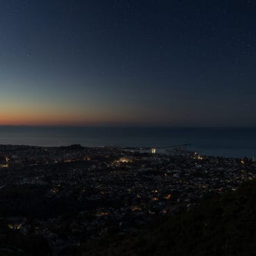 El puerto de Dénia desde la Cova de l’Aigua en el Montgó durante el apagón – Fotografía de Fran Martínez