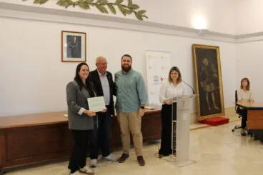 Entrega diplomas del proyecto de transición ecológica de Turismo Dénia (6)