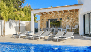 Espacio exterior con tumbonas y vegetación