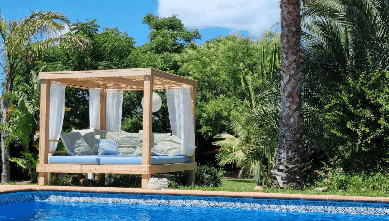 Espacio junto a la piscina para descansar o tomar el sol