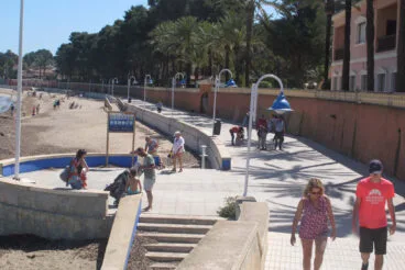 gente paseando bajo el sol en el litoral de denia archivo