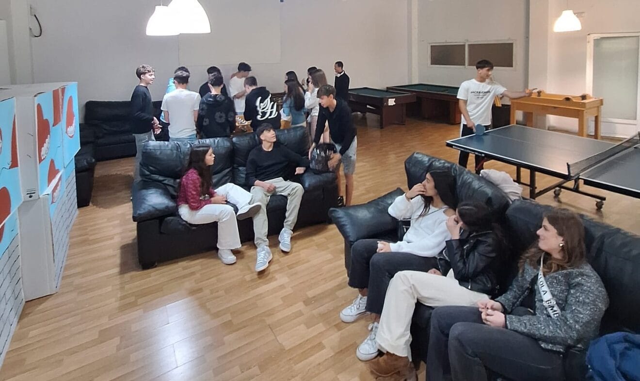 Jóvenes de Dénia en el edificio de Joventut