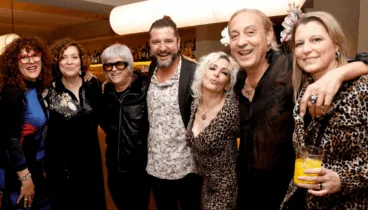 La directora, Anna Betlem Noguera, con el duo Nebulosa y otros conocidos