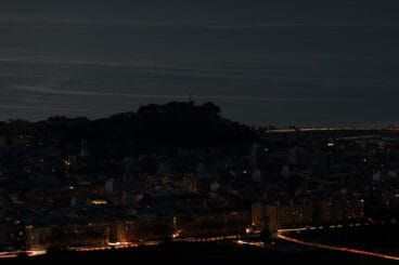 La silueta del Castillo de Dénia entre el mar en calma y la ciudad durante el apagón – Fotografía de Fran Martínez