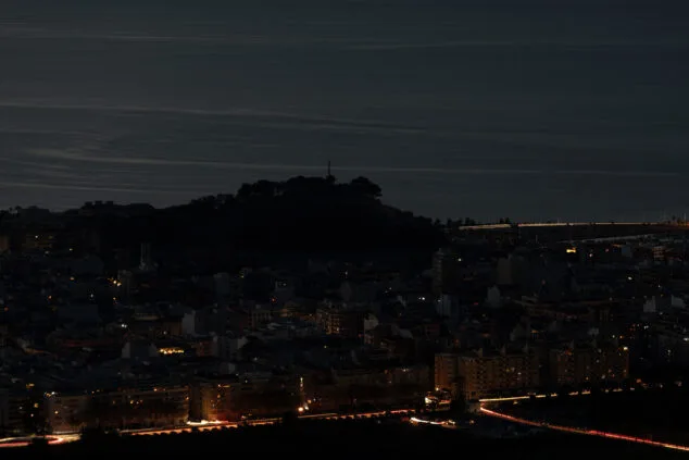 Un fotógrafo de Dénia capta la belleza de la ciudad sucumbiendo a la noche del apagón 4 Imagen: La silueta del Castillo de Dénia entre el mar en calma y la ciudad durante el apagón - Fotografía de Fran Martínez