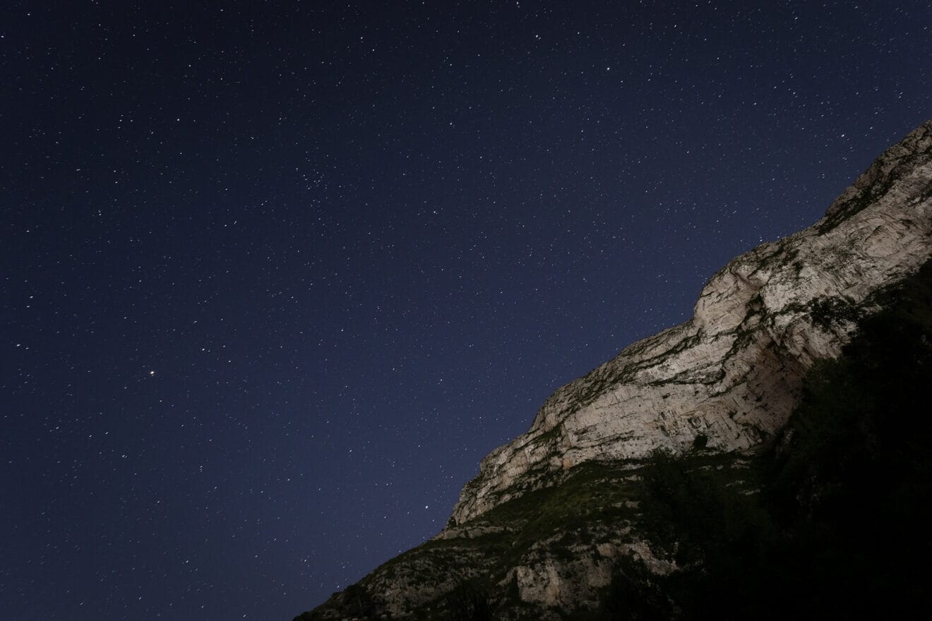 Las estrellas del cielo de Dénia junto a la Cova de l'Aigua durante el apagón - Fotografía de Fran Martínez