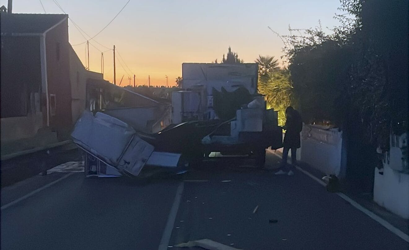 Parte trasera desprendida de un food truck en Dénia