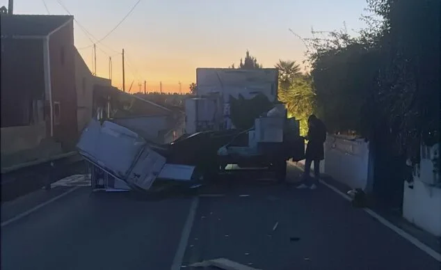 Una food truck pierde su parte trasera y bloquea una vía en Dénia 2 Imagen: Parte trasera desprendida de un food truck en Dénia