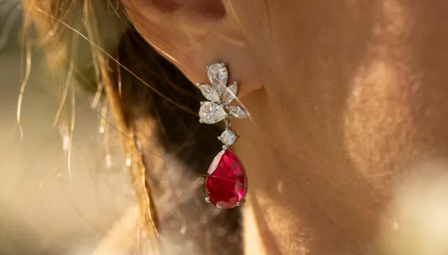 pendientes que reflejan belleza y lujo