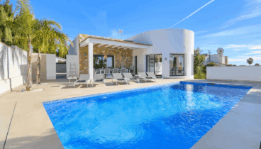 Piscina privada rodeada de jardín y terraza